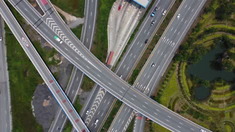 una vista de pájaro del tráfico en una carretera