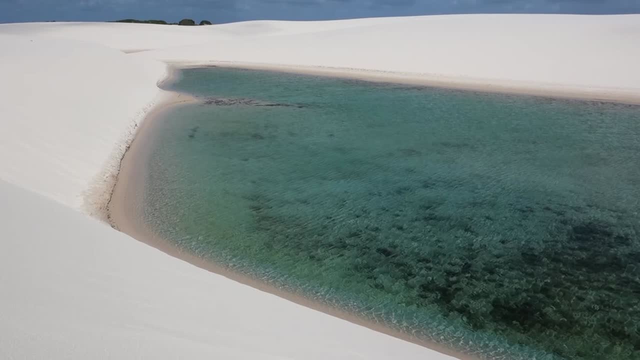 lencois maranhenses의 모래 언덕에 맑은 푸른 빗물 석호