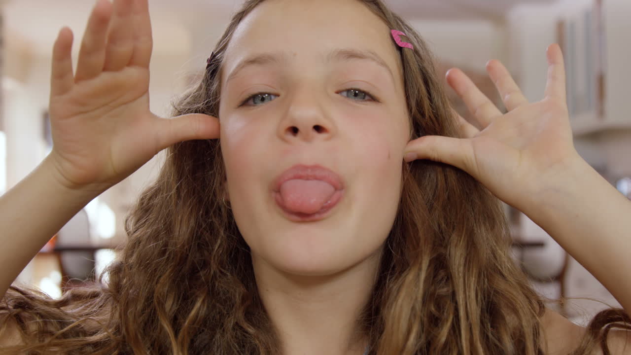 chica divertida haciendo caras en la cámara