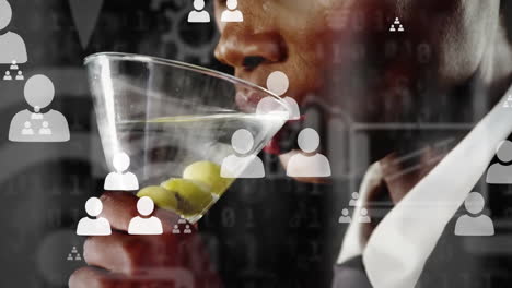 animación de iconos de medios y procesamiento de datos sobre mujer afroamericana bebiendo bebida