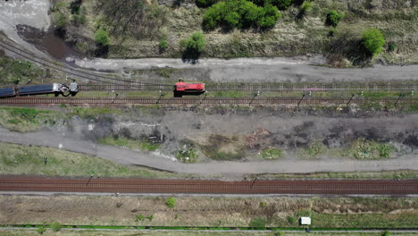 Roter-Zug,-Der-Zu-Zufälligen-Gleisen-Fährt