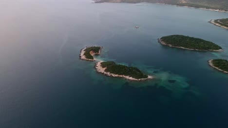 Vista-Aérea-De-Las-Islas-Gemelas-Ubicadas-Cerca-De-La-Costa-De-Ksamil-En-El-Sur-De-Albania-En-Un-Día-Soleado