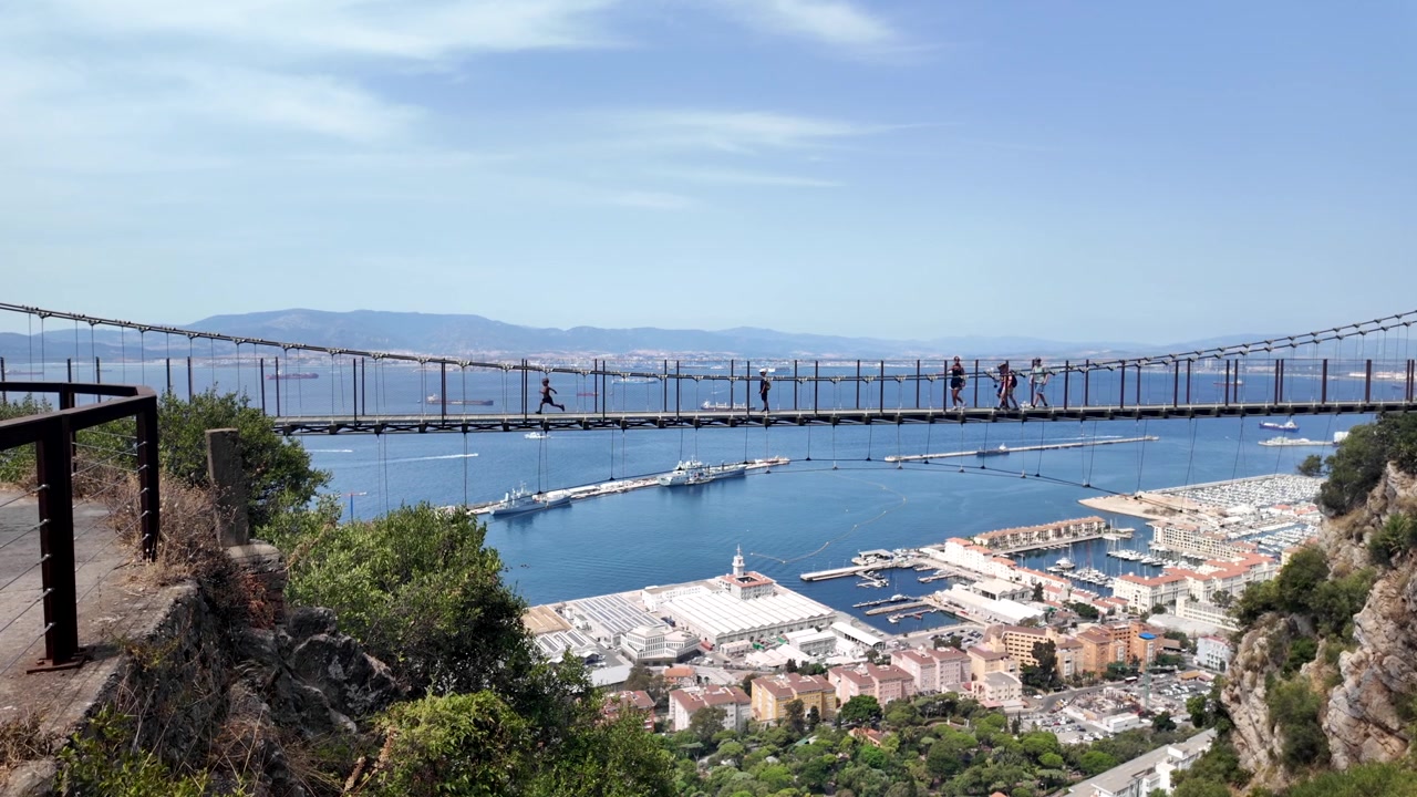 Criança Correndo Através de Ponte Pênsil em Gibraltar