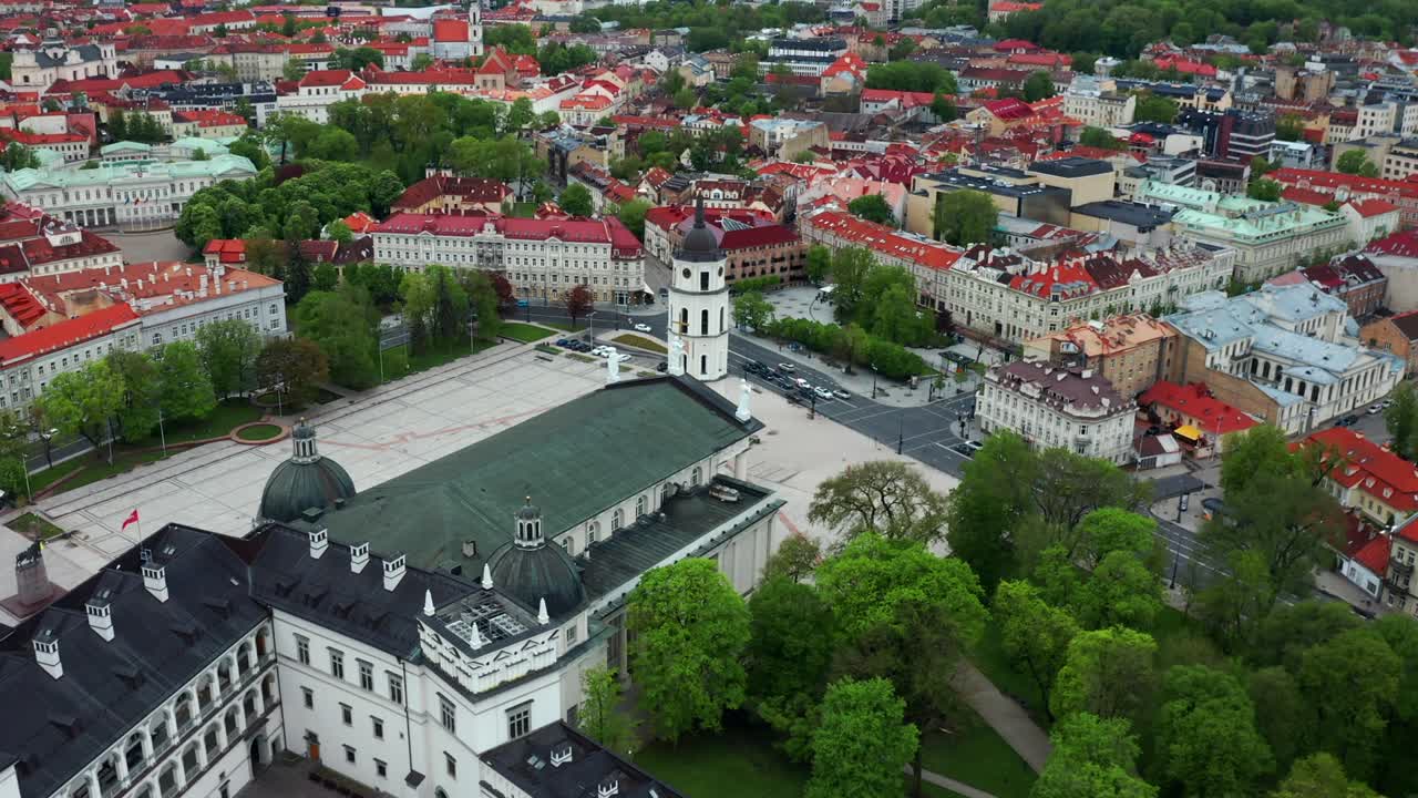 vista aérea del palacio de los grandes duques de lituania junto a la basílica en la plaza principal del casco antiguo de vilnius
