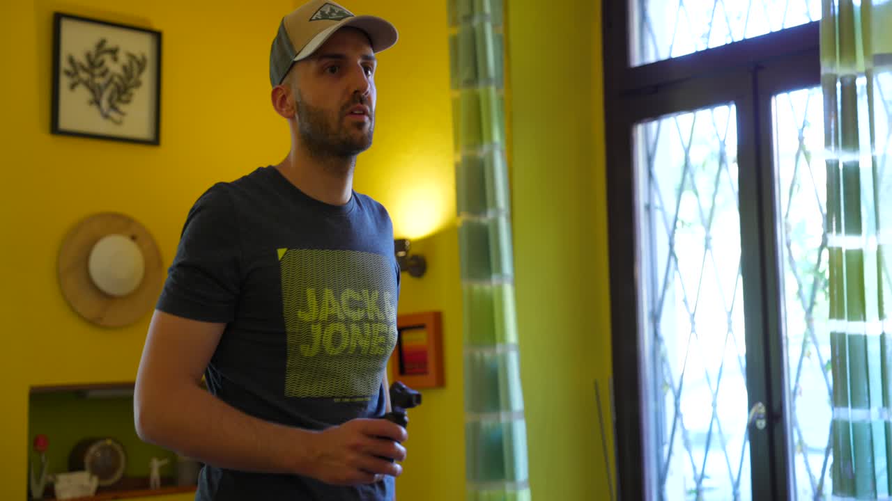 Test della moderna fotocamera mobile portatile stabilizzata DJI Osmo Pocket 3 in interni.