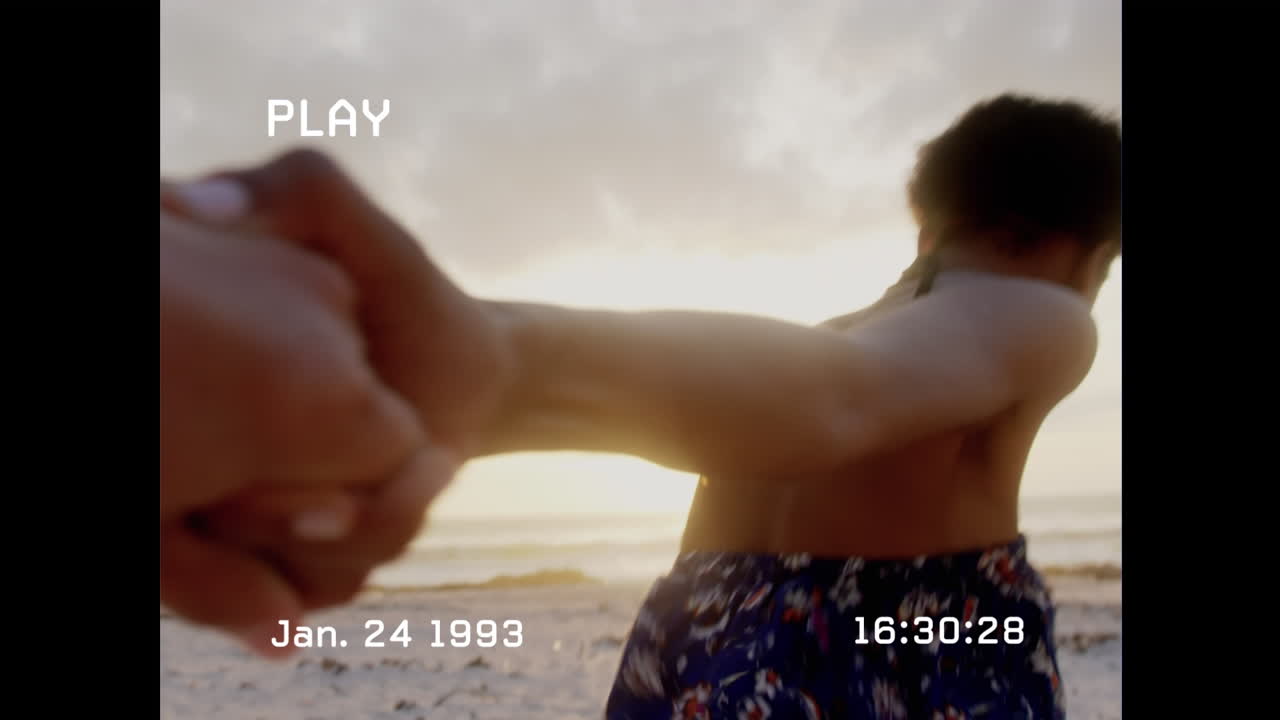 animación de interferencia sobre una pareja diversa en la playa
