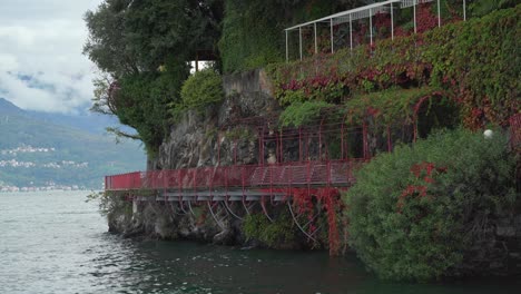 La-Ciudad-De-Varenna-Está-Construida-Sobre-La-Costa-Rocosa-Del-Lago-De-Como.