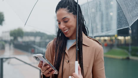 Telefon,-Soziale-Medien-Und-Frau-Im-Regen-In-Einer-Stadt