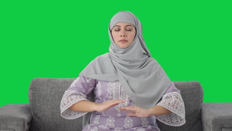 Glückliche-Muslimische-Frau,-Die-Yoga-Auf-Grünem-Bildschirm-Macht