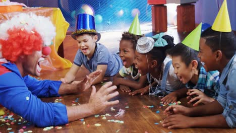 payaso jugando con los niños durante la fiesta de cumpleaños 4k