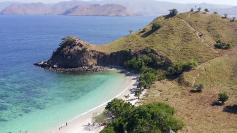 Vista-Aérea-De-La-Playa-Rosa-Y-Las-Aguas-Bordeadas-De-Coral-Del-Parque-Nacional-De-Komodo,-Flores,-Indonesia