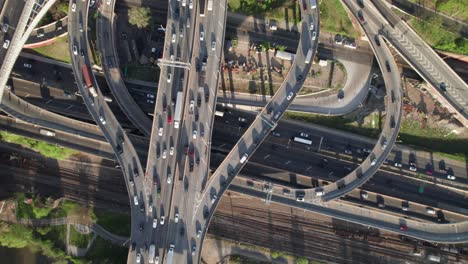 Antena-Aérea-De-Intercambio-De-Tráfico-Loco-Con-Puentes,-Rampas,-Congestión-En-Hora-Punta