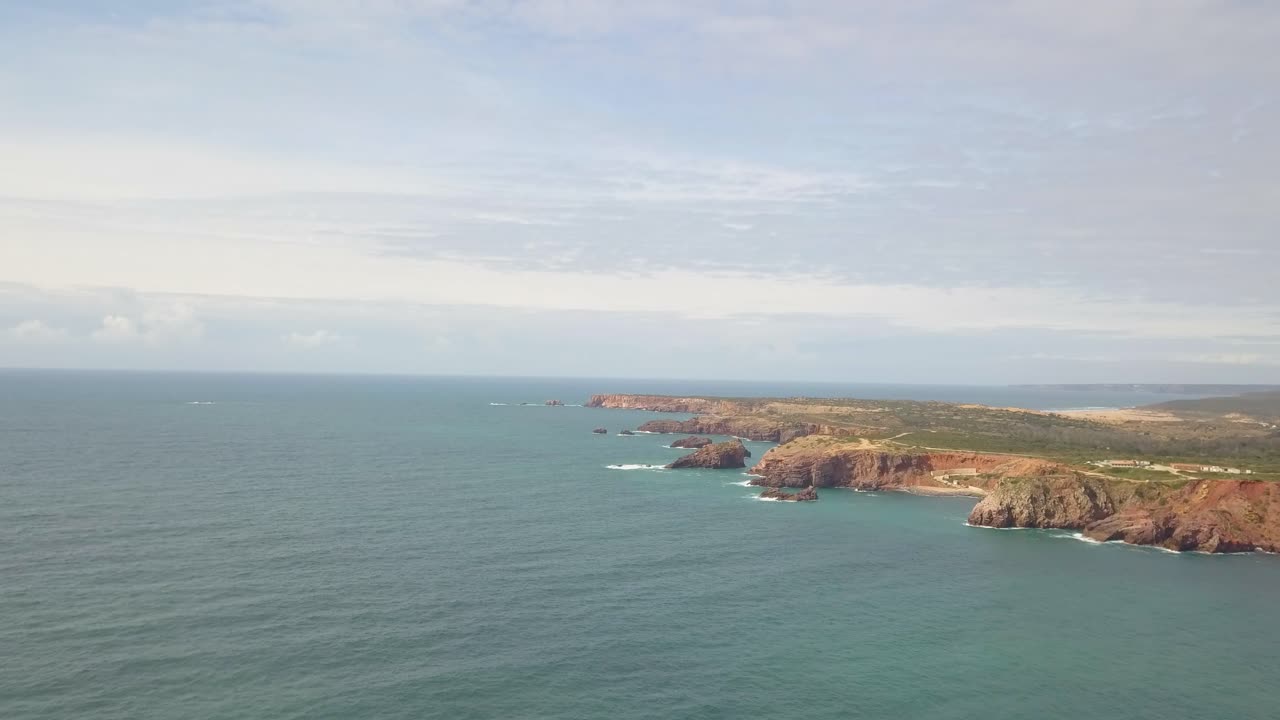 drone volando a lo largo de la costa en portugal - algarve-4