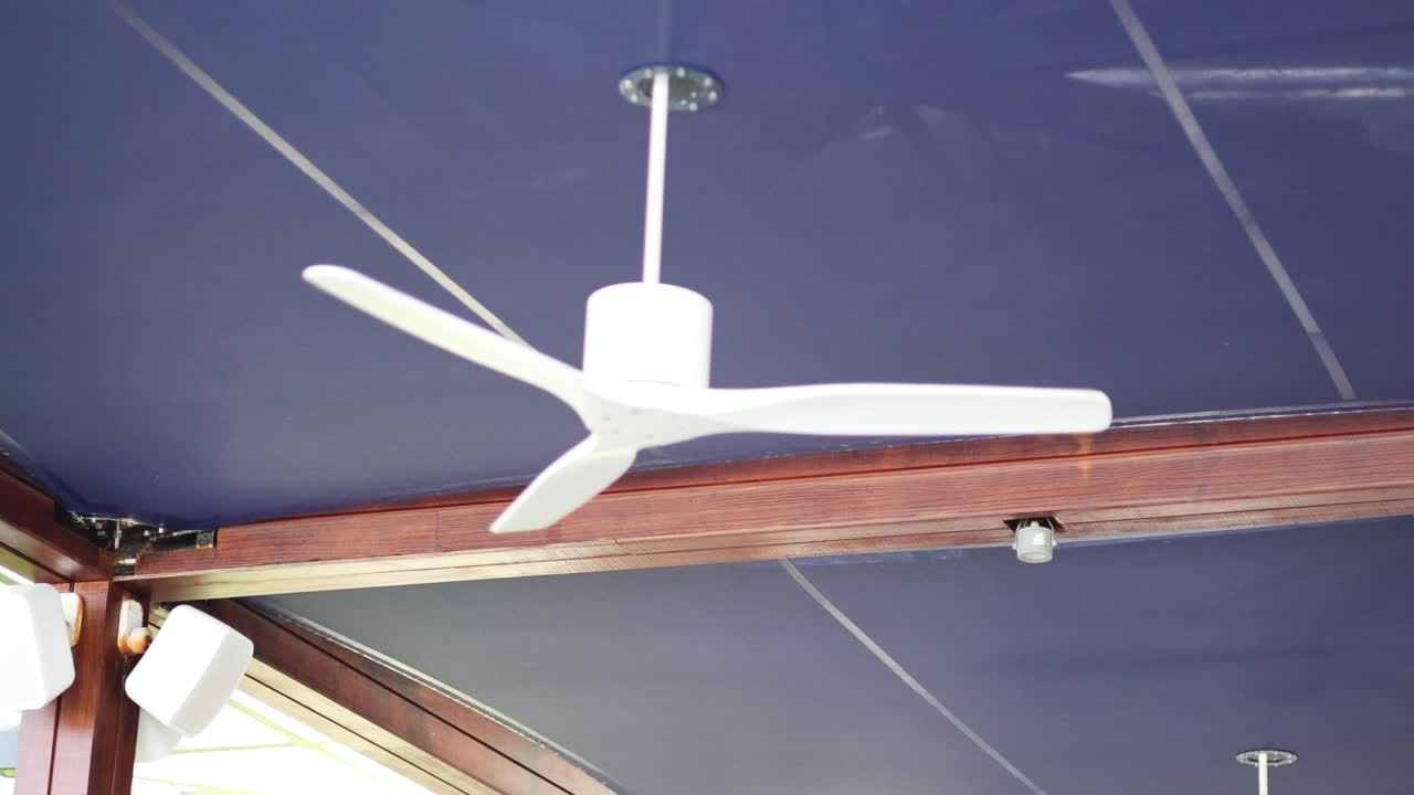 천장 팬이 서서히 멈추게 됩니다.