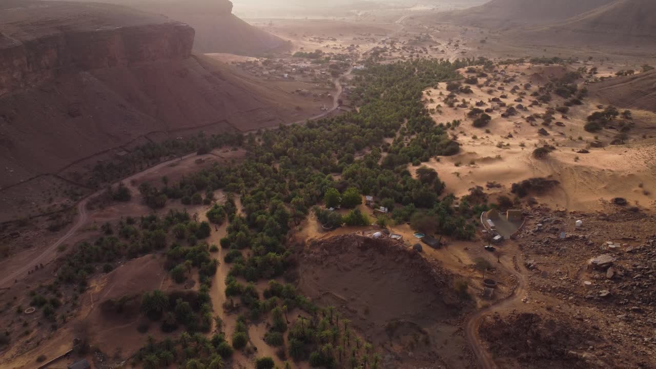 Valle desertica a Terjit, Mauritania. Dolly aereo in allontanamento.