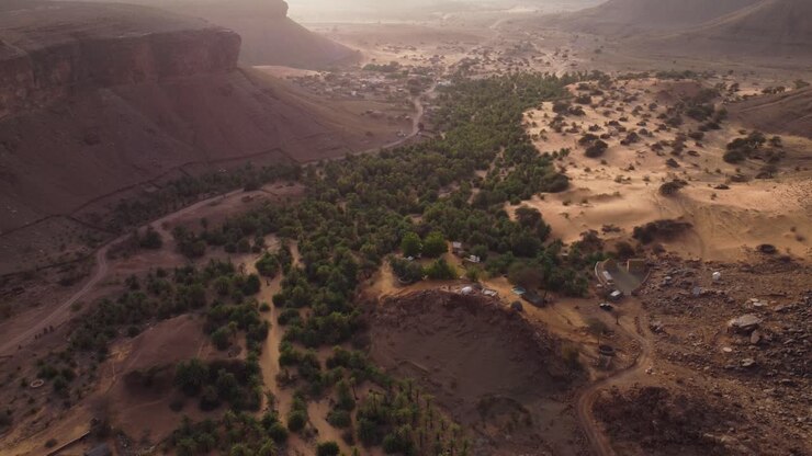 Valle desertica a Terjit, Mauritania. Dolly aereo in allontanamento.