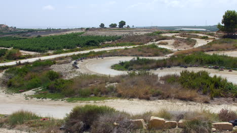 Una-Pista-De-Carreras-De-Quads-Y-Motos-De-Cross-Con-Rociadores