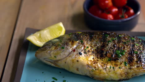 pescado entero a la parrilla, tomates asados y aderezo, sartén