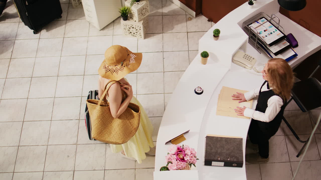 호텔 직원 팀 인사 관광객