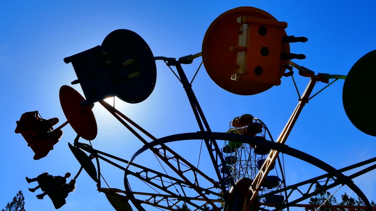 카루셀은 부스 방문객들의 원을 둘러싸고 회전합니다.