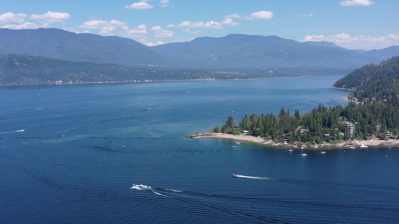 aventura de la bahía ciega: vista aérea de botes de velocidad en el lago shuswap