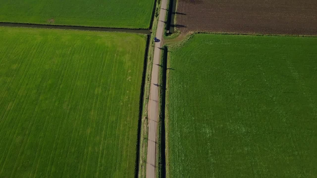 네덜란드, 유럽의 시골에 있는 도로에서 똑바로 위로 기울어지는 공중 드론 보기