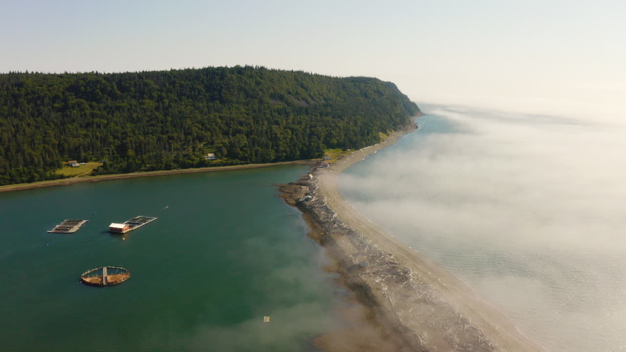 캐나다 뉴브런즈윅 주 펀디 만에 있는 그랜드 마난 섬의 아름다운 대서양 해안선의 공중 전망