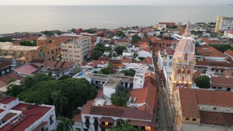 ciudad amurallada de cartagena al atardecer con la cúspide de la catedral iluminada por la noche, vista aérea de colombia paisaje urbano caribeño