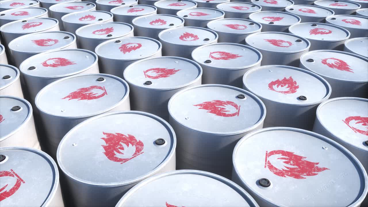 불타는 화학 용기의 배럴.