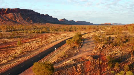 澳洲中部北部地區的愛麗絲泉 (alice springs) 的荒涼環境和山脈