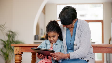 Abuela,-Nieto-Y-Tableta-Para-Internet