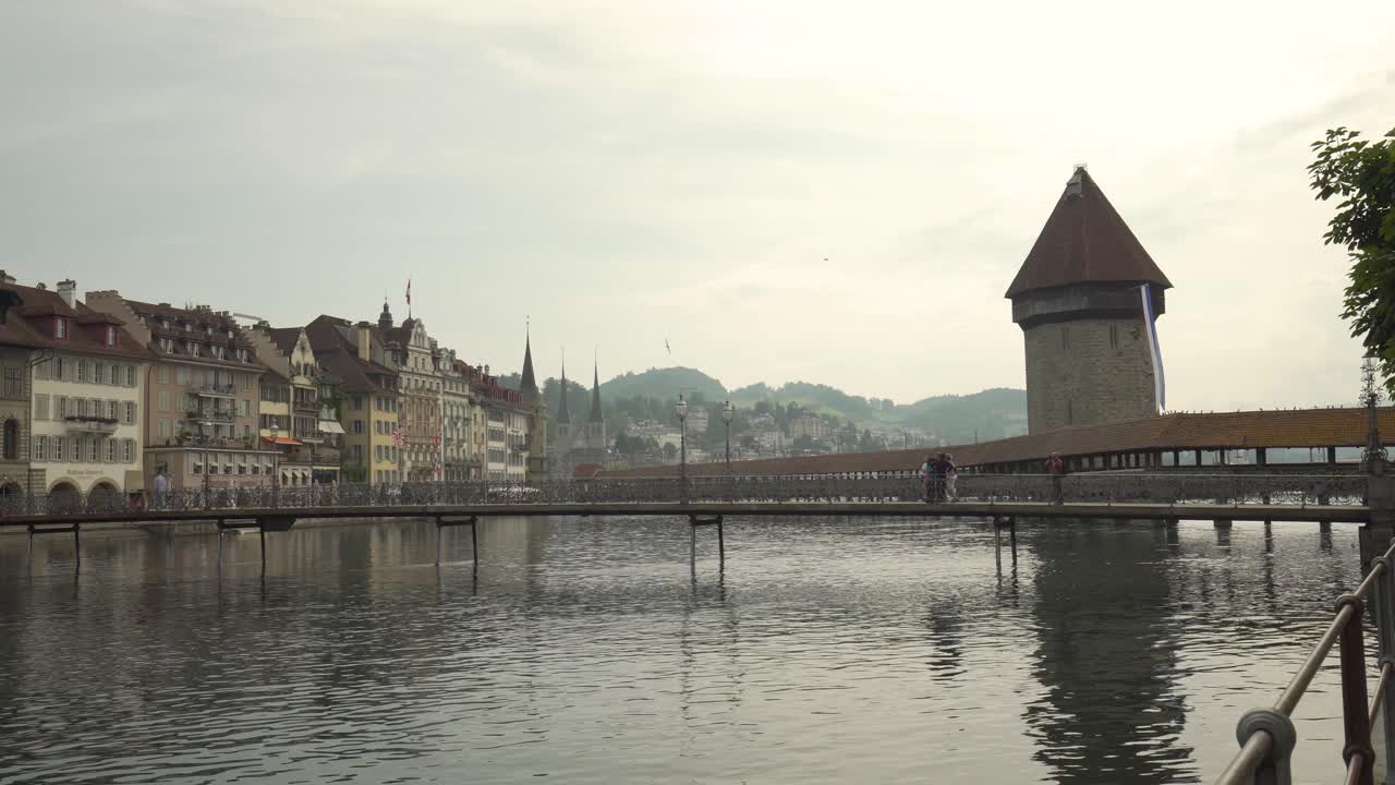 gente caminando en el puente de la capilla en lucerna, suiza