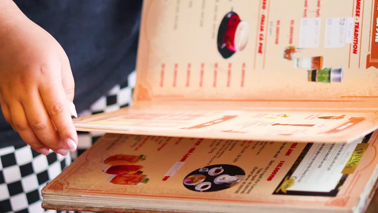 persona hojeando el menú de un restaurante