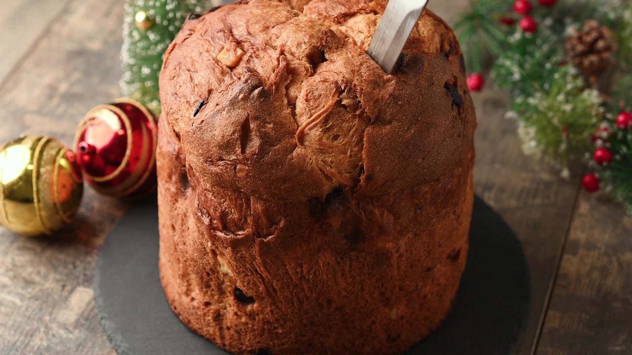 Taglio del Panettone tradizionale italiano