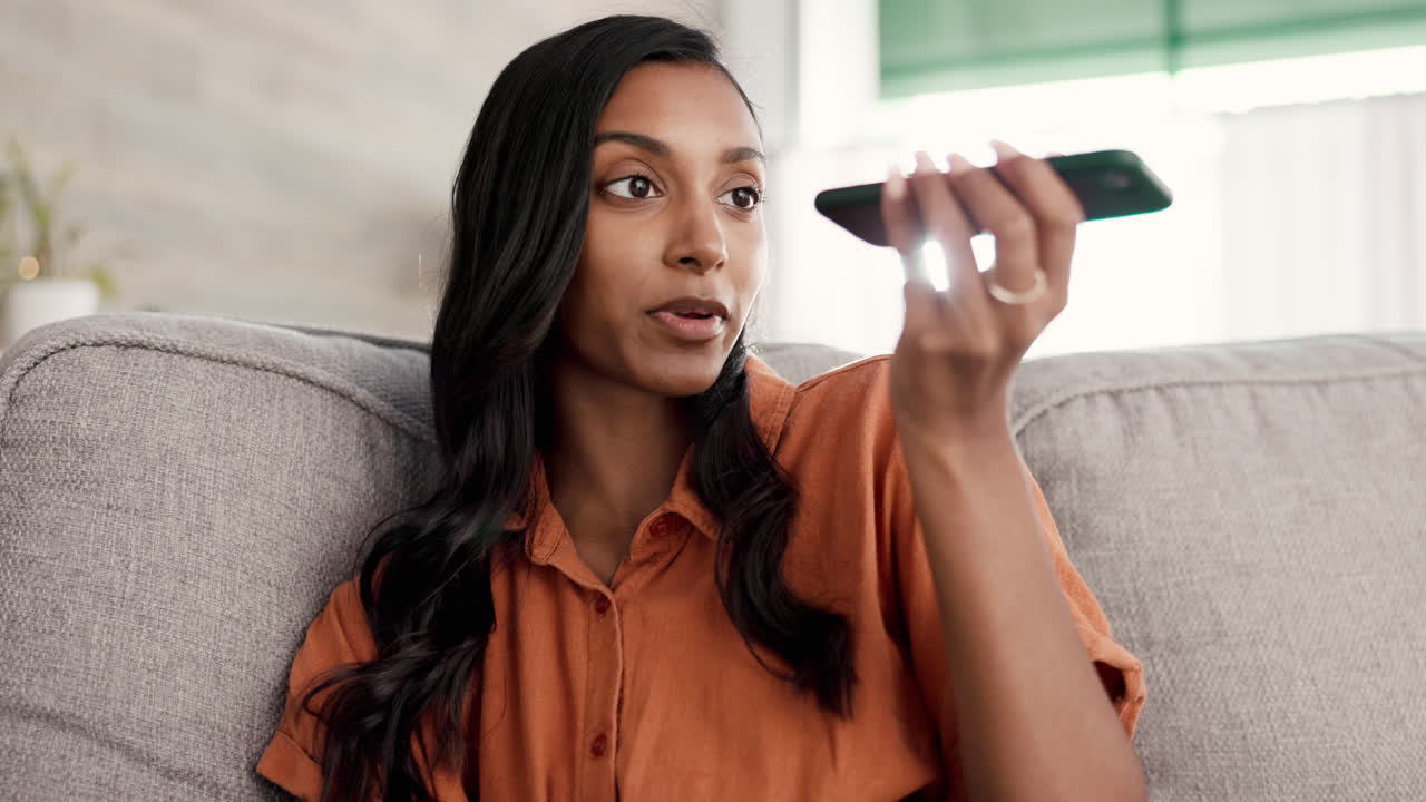 mujer, llamada telefónica y orador en frustración