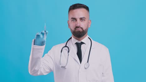 doctor sosteniendo una jeringa
