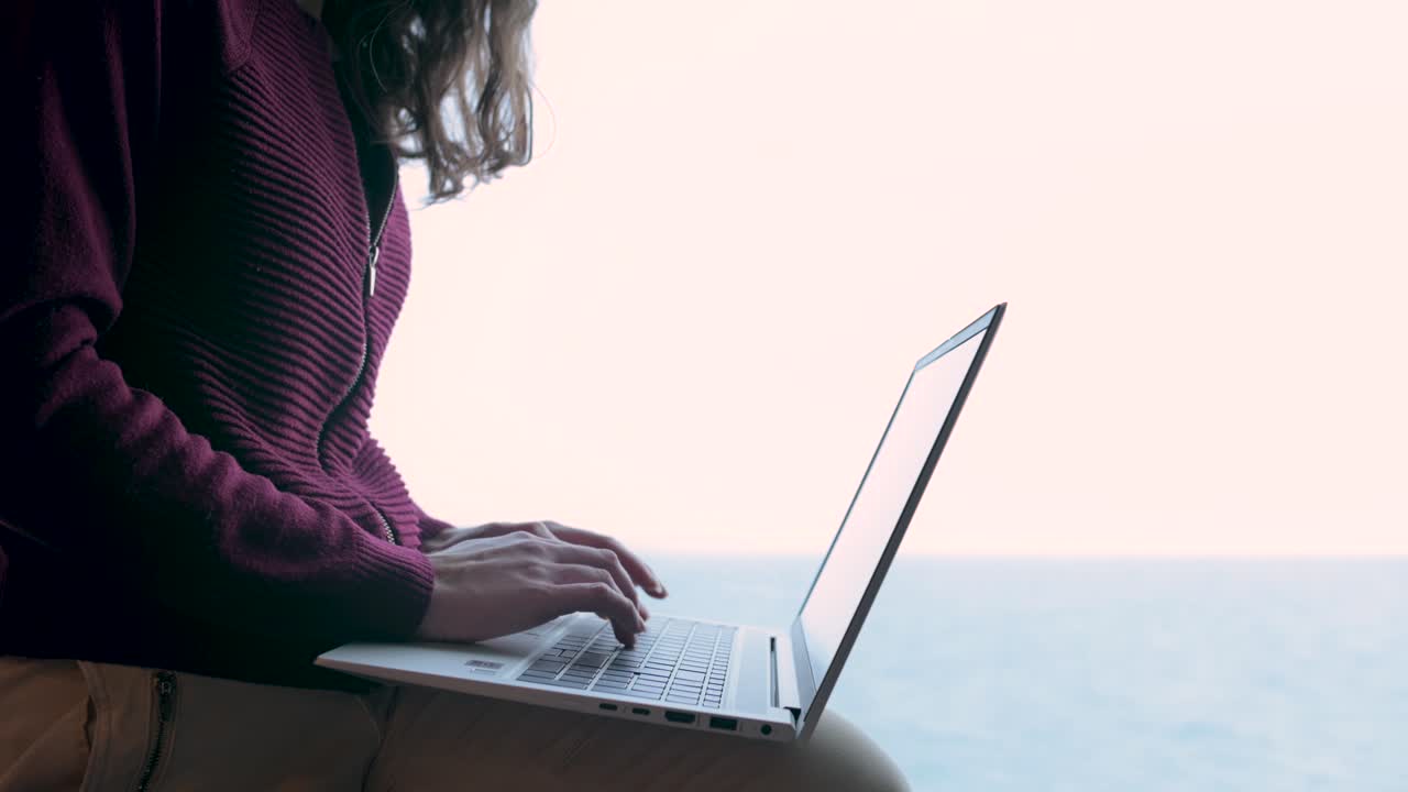 mujer navegando por computadora portátil en un crucero
