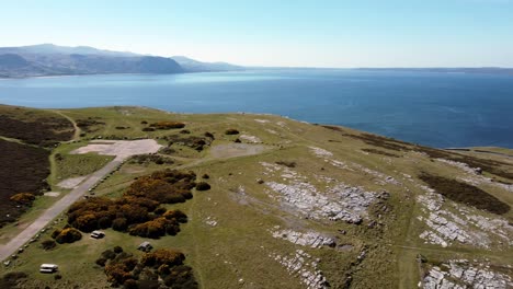vista aérea gran orme hito norte de gales colorido páramos montaña cumbre con vistas al mar irlandés pan derecho