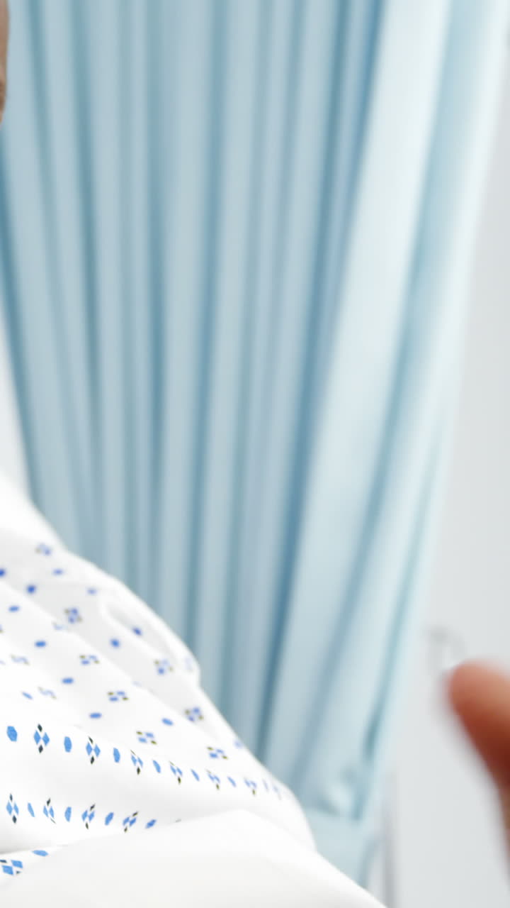 paciente masculino tendido en la cama