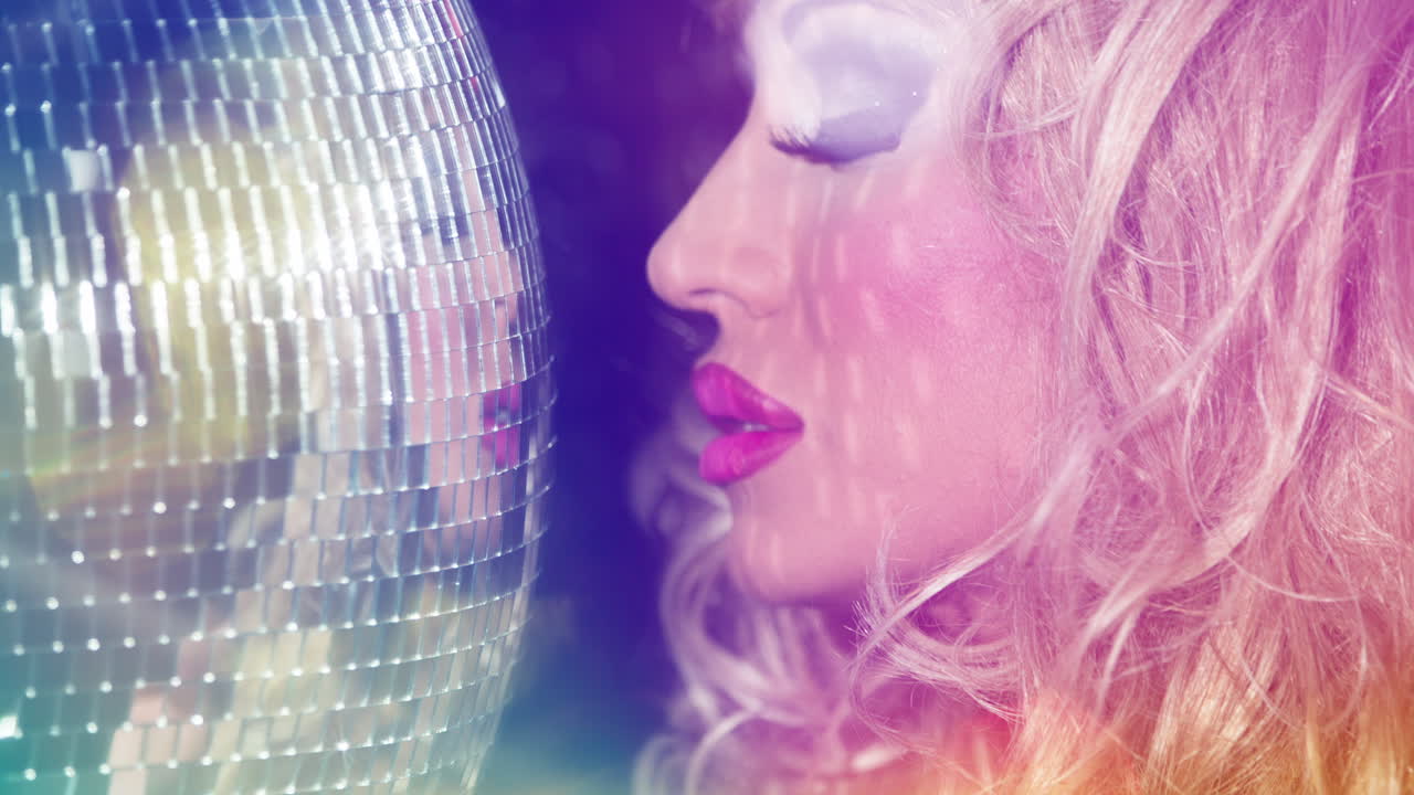 artista femenina de drag que baila y hace de dj