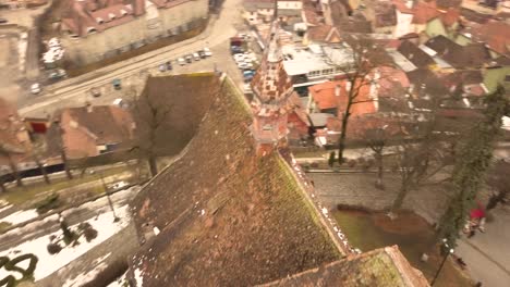 un disparo de dron, con movimiento giratorio, capturando un vistazo de la ciudad de sighisoara en una tarde