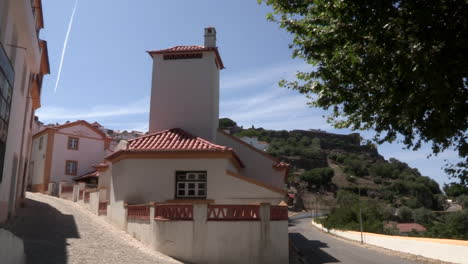 on the northern slope of castelo de vide, between the castle and fonte da vila, a series of narrow streets and white-painted houses