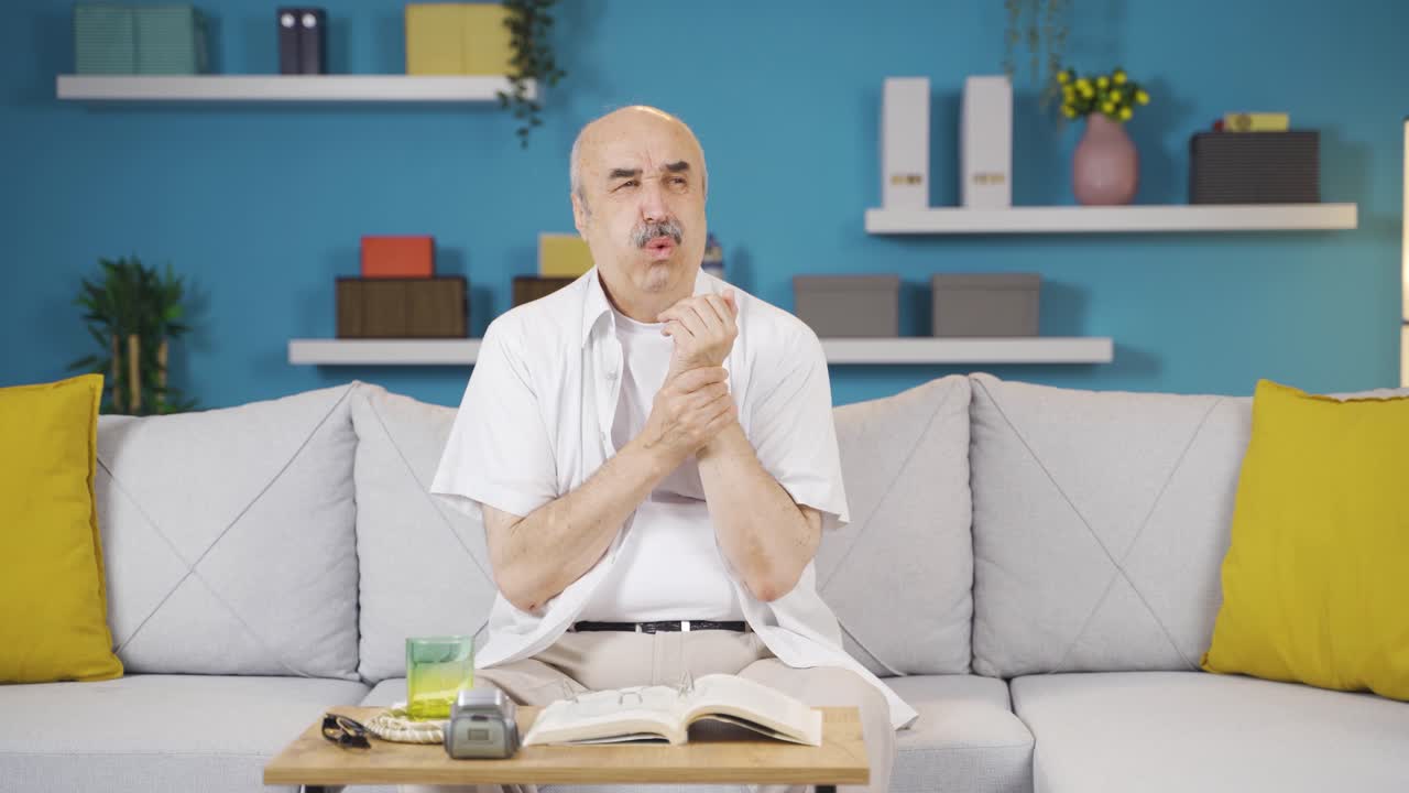 El bileği ağrısı olan yaşlı adam