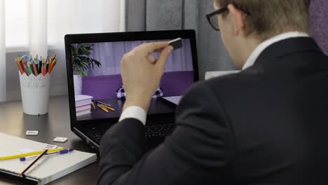 hombre haciendo una llamada de video en la computadora portátil con un pequeño alumno. educación a distancia
