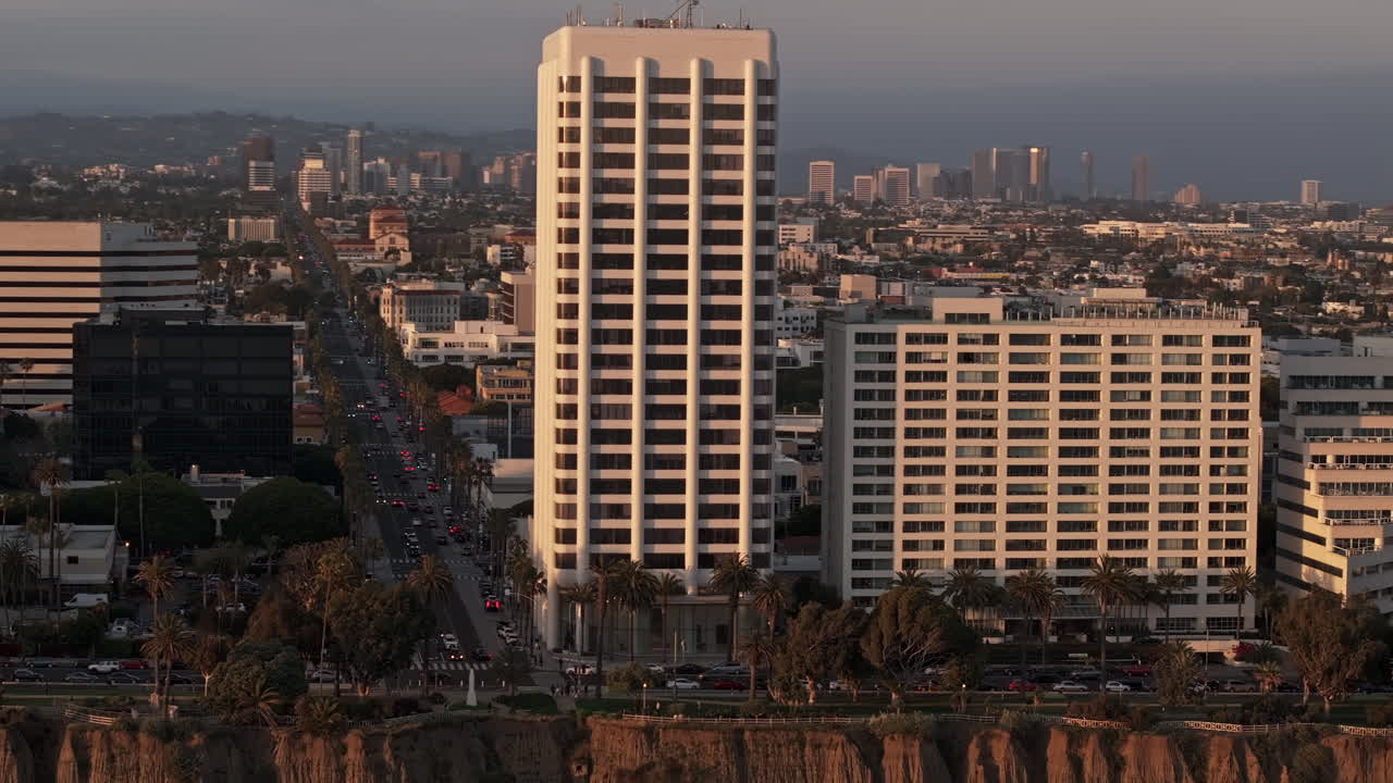 Santa Monica, Califórnia, vista aérea v22 com sobrevoo ampliado da State Beach, capturando edifícios no penhasco costeiro, Pacific Coast Highway e paisagem urbana do centro ao pôr do sol – filmado com Mavic 3 Pro Cine – 25 de maio de 2024