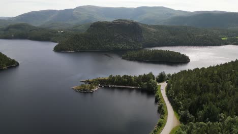 Toma-Aérea-De-Un-Hermoso-Día-De-Verano-En-Islas-Idílicas,-Trondelag,-En-La-Costa-Oeste-De-Noruega