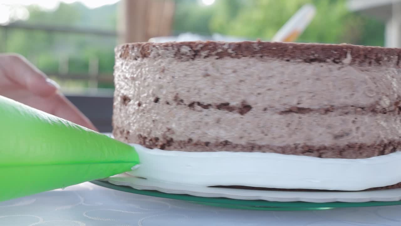 Mettere la panna montata su una torta