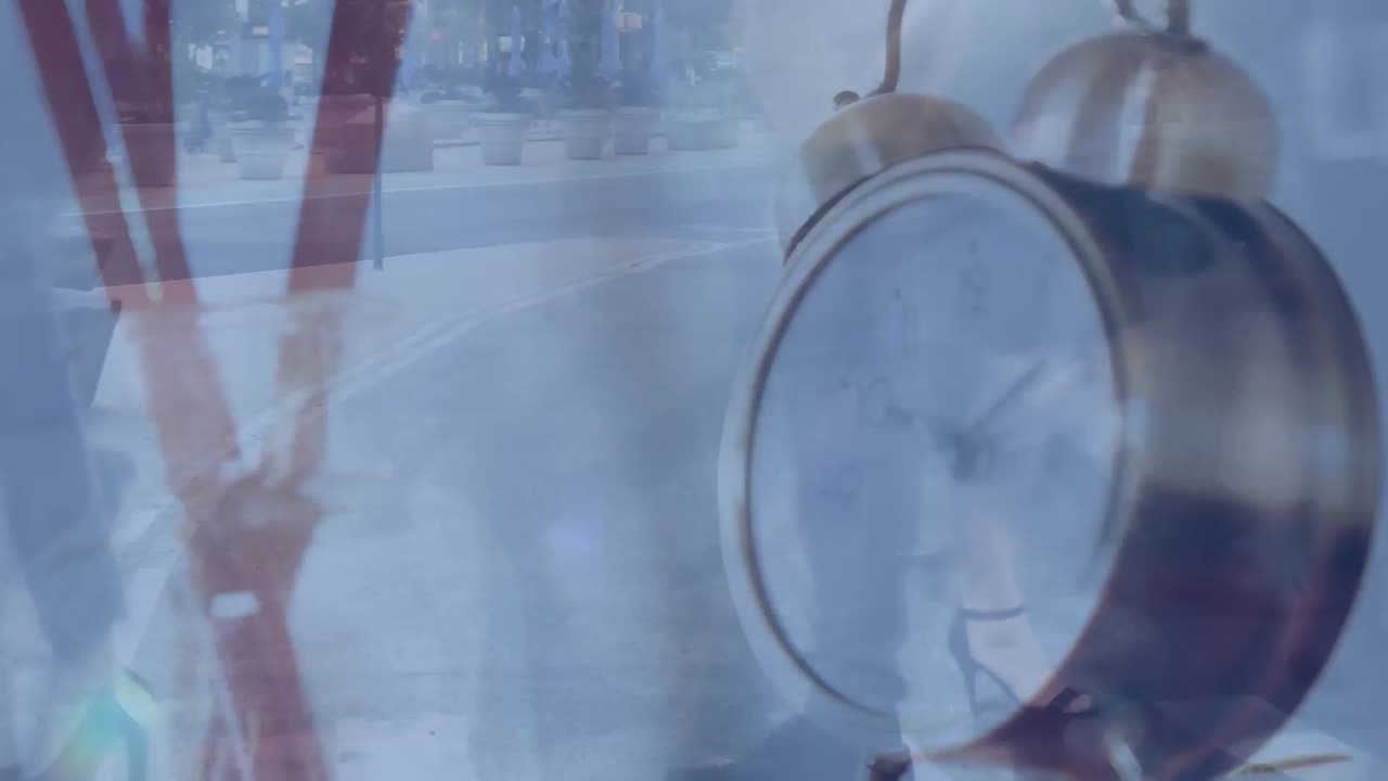 거리에서  ⁇ 고 있는 사람 들 위 에 알람 시계 의 애니메이션