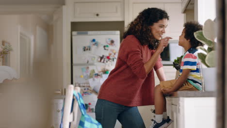 Madre-Feliz-Charlando-Con-Un-Niño-Pequeño-Disfrutando-De-Compartir-La-Conexión-Con-Su-Hijo-Cuidando-A-Un-Niño-En-Casa