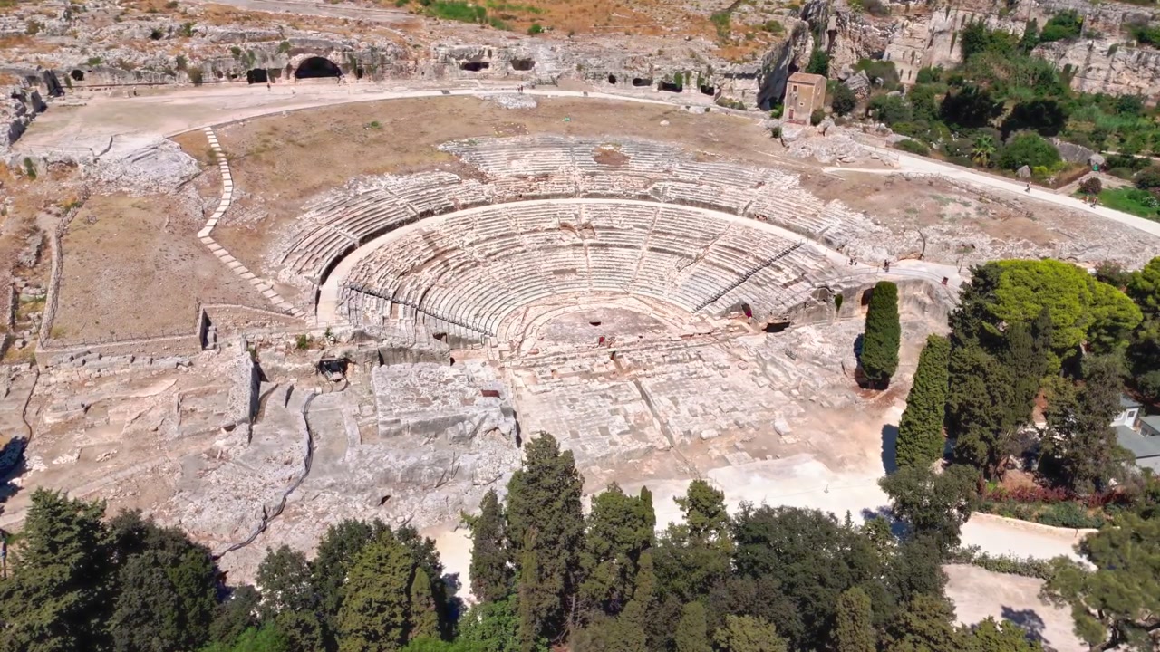 Il Teatro Greco di Siracusa è un monumentale teatro greco antico del V secolo a.C. scavato direttamente nella roccia del colle Temenite all'interno del Parco Archeologico della Neapolis